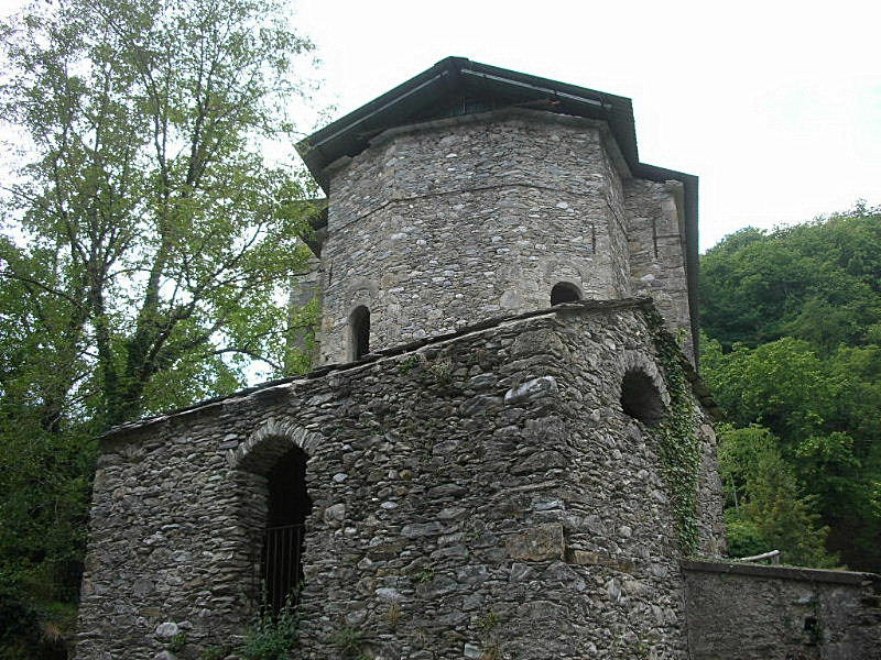 Isola Santa, un paese sul lago.